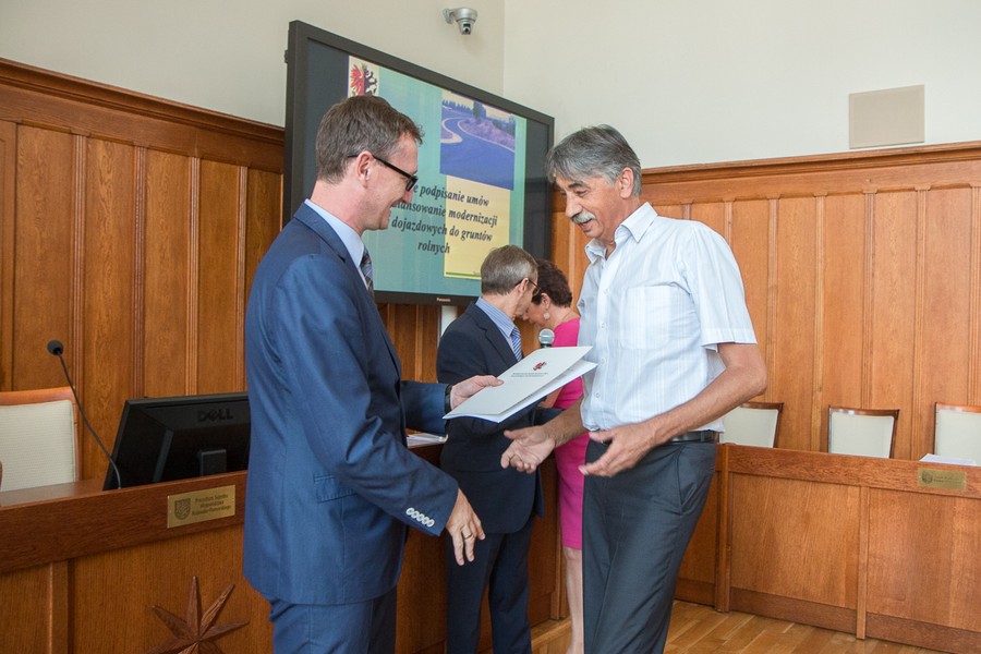 Uroczystość wręczenia umów na dofinansowanie inwestycji (15 czerwca), fot. Szymon Zdziebło/Tarantoga.pl