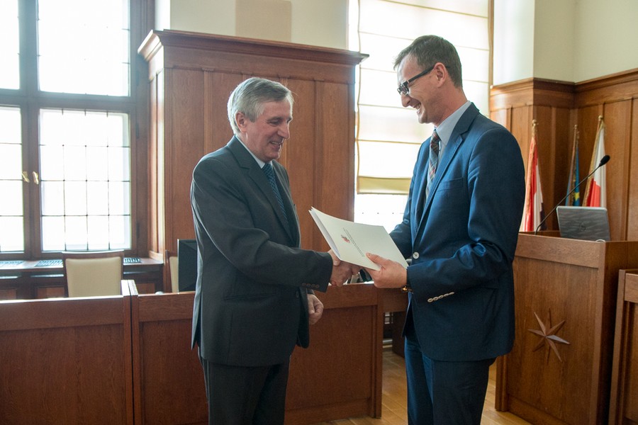 Uroczystość wręczenia umów na dofinansowanie inwestycji (15 czerwca), fot. Szymon Zdziebło/Tarantoga.pl