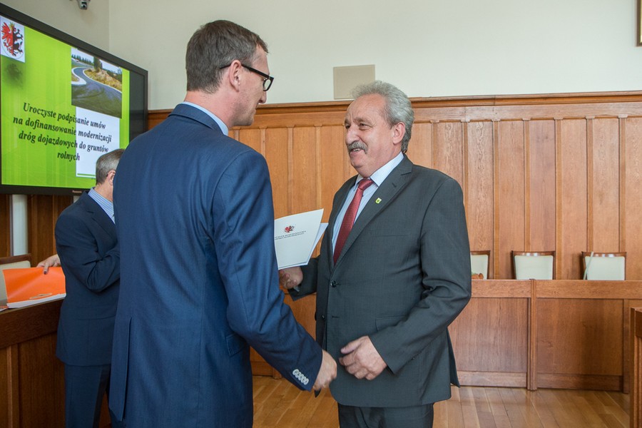 Uroczystość wręczenia umów na dofinansowanie inwestycji (15 czerwca), fot. Szymon Zdziebło/Tarantoga.pl