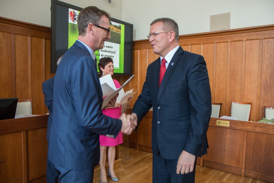 Uroczystość wręczenia umów na dofinansowanie inwestycji (15 czerwca), fot. Szymon Zdziebło/Tarantoga.pl