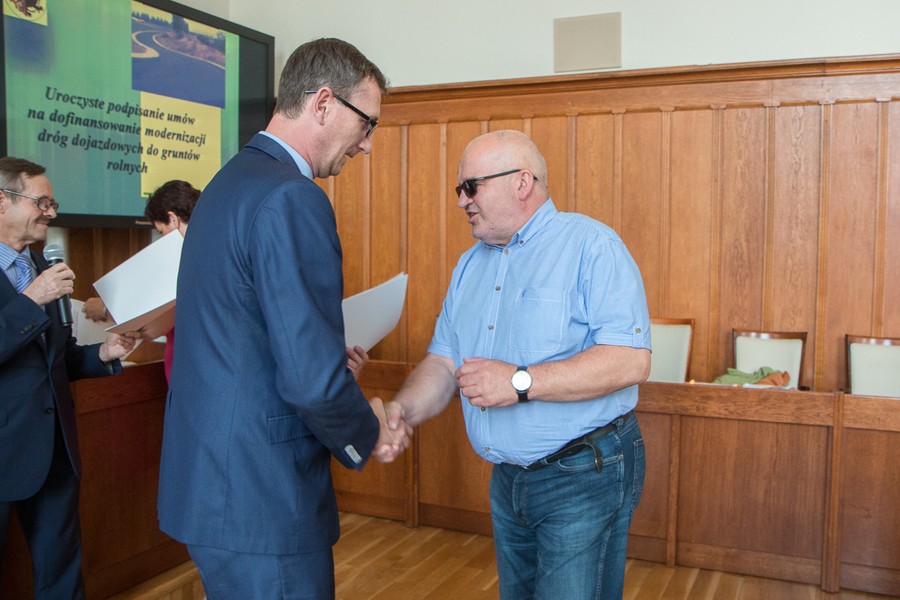 Uroczystość wręczenia umów na dofinansowanie inwestycji (15 czerwca), fot. Szymon Zdziebło/Tarantoga.pl