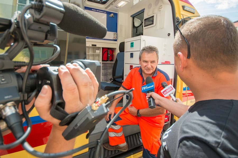 Nowe ambulansy dla toruńskiego pogotowia ratunkowego, fot. Szymon Zdziebło/tarantoga.pl