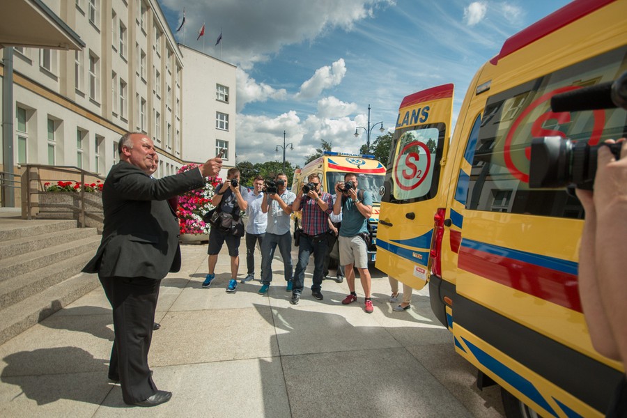 Nowe ambulansy dla toruńskiego pogotowia ratunkowego, fot. Szymon Zdziebło/tarantoga.pl