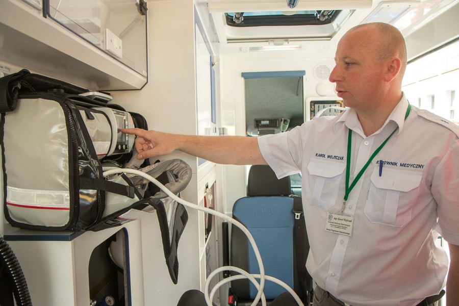 Nowe ambulansy dla toruńskiego pogotowia ratunkowego, fot. Szymon Zdziebło/tarantoga.pl