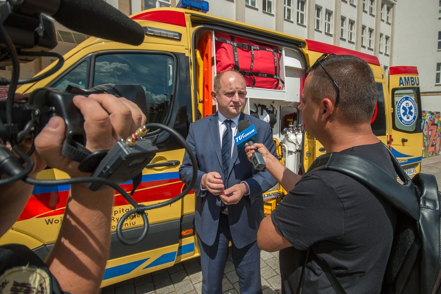 Nowe ambulansy dla toruńskiego pogotowia ratunkowego, fot. Szymon Zdziebło/tarantoga.pl