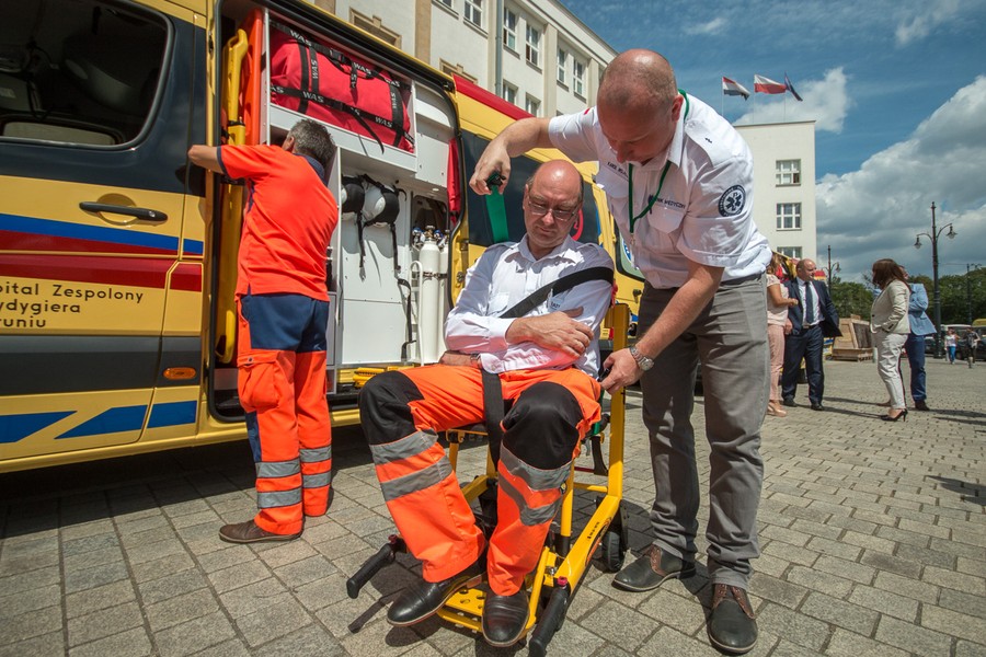 Nowe ambulansy dla toruńskiego pogotowia ratunkowego, fot. Szymon Zdziebło/tarantoga.pl