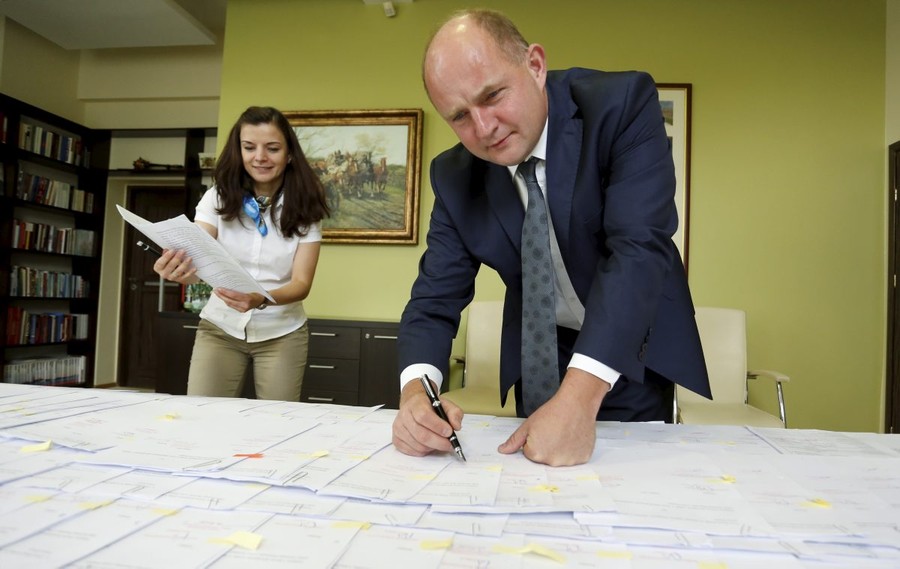 Marszałek Piotr Całbecki podczas podpisywania umów dotyczących wspierania prac w zabytkach, fot. Mikołaj Kuras