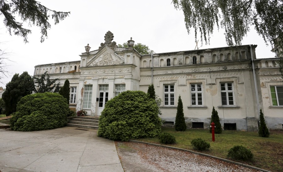 Remont dachu plebanii w Krzywosądzy (powiat radziejowski), fot. Mikołaj Kuras