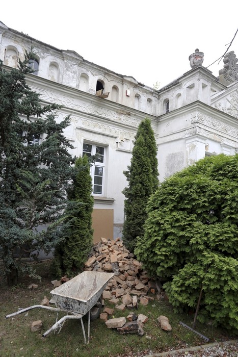 Remont dachu plebanii w Krzywosądzy (powiat radziejowski), fot. Mikołaj Kuras