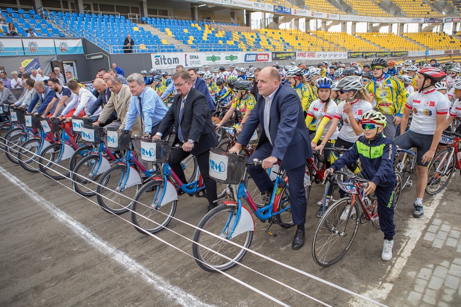 Prezentacja szkółek kolarskich na toruńskiej Motoarenie, fot. Szymon Zdziebło/Tarantoga.pl