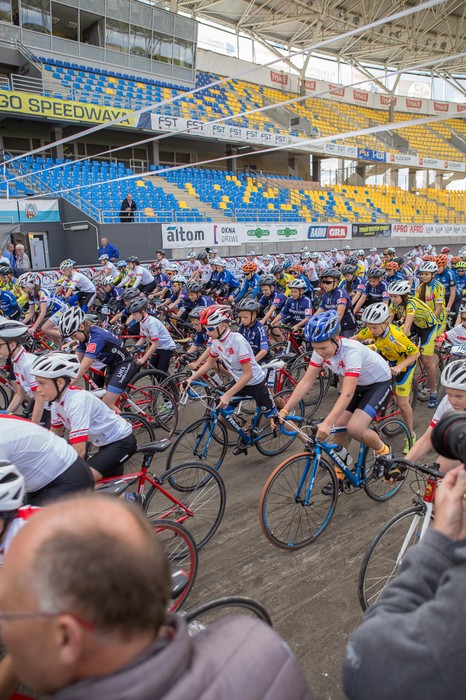 Prezentacja szkółek kolarskich na toruńskiej Motoarenie, fot. Szymon Zdziebło/Tarantoga.pl