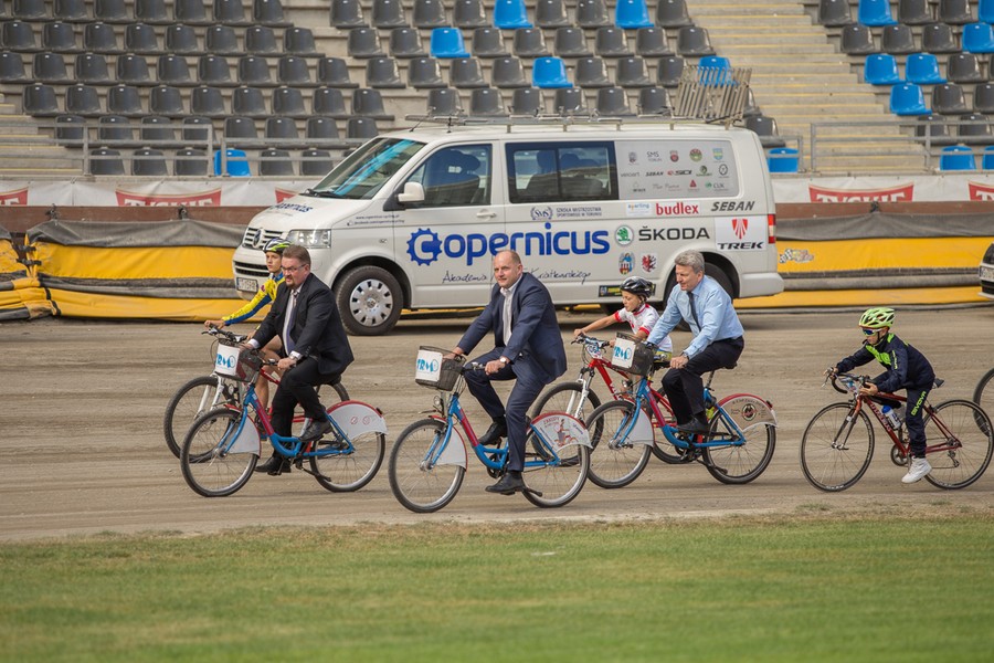 Prezentacja szkółek kolarskich na toruńskiej Motoarenie, fot. Szymon Zdziebło/Tarantoga.pl