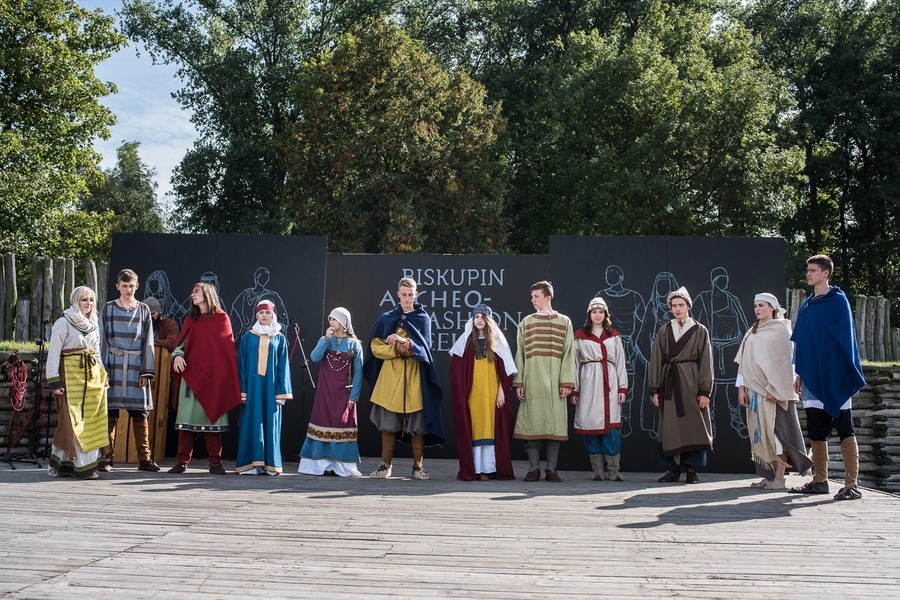 17.09.2016r., XXII Festyn Archeologiczny w Biskupinie pt. „BISKUPIN ARCHEO - FASHION WEEK”, fot. Tymon Markowski