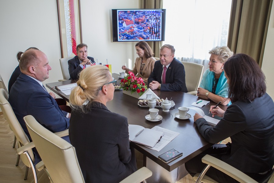 21.09.2016r., Rolf Nikel, Ambasador Republiki Federalnej Niemiec z wizytą u Marszałka Województwa Kujawsko-Pomorskiego Piotra Całbeckiego, fot. Szymon Zdziebło/tarantoga.pl