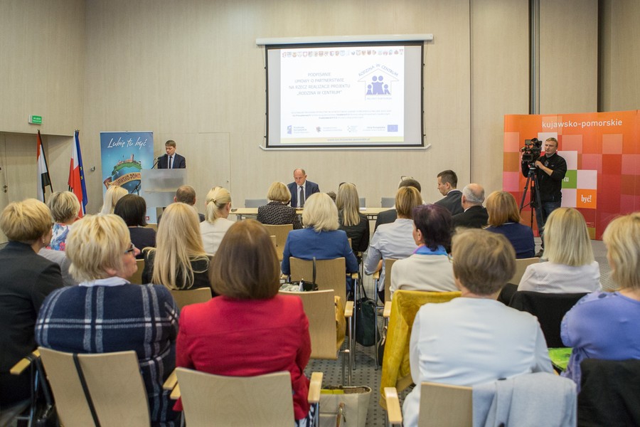 22.09.2016r., Ceremonia podpisania umowy partnerstwa w ramach projektu „Rodzina w centrum”, fot. Szymon Zdziebło/tarantoga.pl