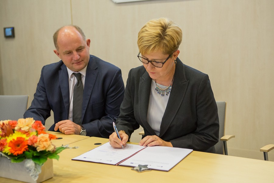 22.09.2016r., Ceremonia podpisania umowy partnerstwa w ramach projektu „Rodzina w centrum”, fot. Szymon Zdziebło/tarantoga.pl