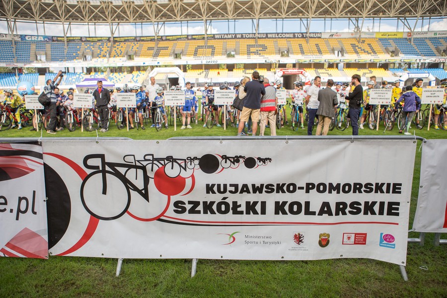 22.09.2016r., Prezentacja szkółek kolarskich na toruńskiej Motoarenie, fot. Szymon Zdziebło/tarantoga.pl
