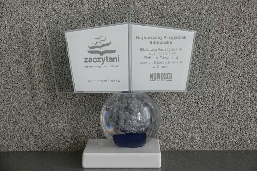 Statuetka przyznana w plebiscycie w kategorii „Najbardziej Przyjazne Biblioteki”, fot. Joanna Wosik