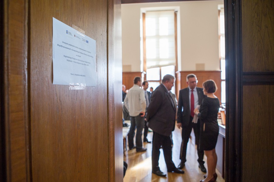 Podpisanie umów o dofinansowanie inwestycji w zakresie termomodernizacji szkół i gmachów użyteczności publicznej, fot. Szymon Zdziebło/tarantoga.pl