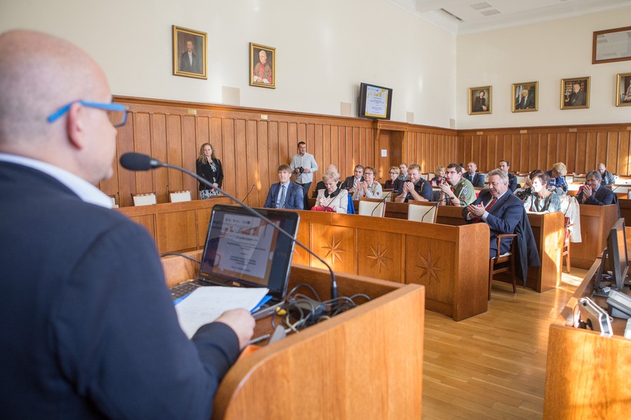 Podpisanie umów o dofinansowanie inwestycji w zakresie termomodernizacji szkół i gmachów użyteczności publicznej, fot. Szymon Zdziebło/tarantoga.pl