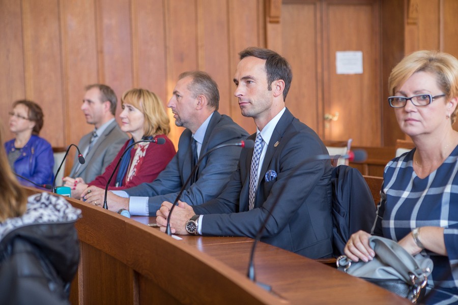 Podpisanie umów o dofinansowanie inwestycji w zakresie termomodernizacji szkół i gmachów użyteczności publicznej, fot. Szymon Zdziebło/tarantoga.pl