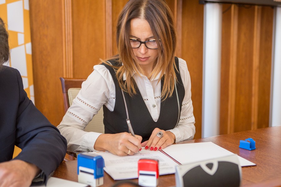 Podpisanie umów o dofinansowanie inwestycji w zakresie termomodernizacji szkół i gmachów użyteczności publicznej, fot. Szymon Zdziebło/tarantoga.pl