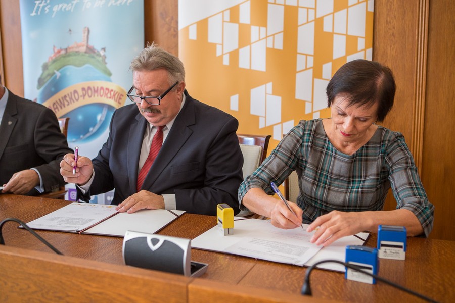 Podpisanie umów o dofinansowanie inwestycji w zakresie termomodernizacji szkół i gmachów użyteczności publicznej, fot. Szymon Zdziebło/tarantoga.pl