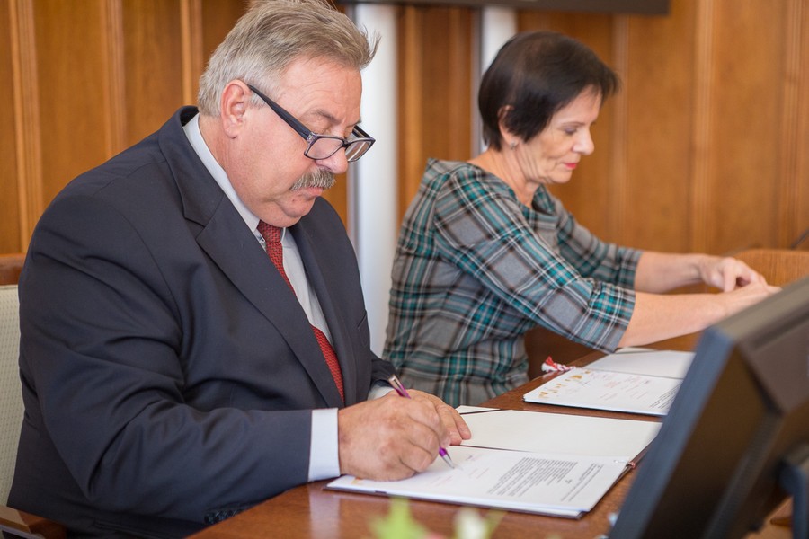 Podpisanie umów o dofinansowanie inwestycji w zakresie termomodernizacji szkół i gmachów użyteczności publicznej, fot. Szymon Zdziebło/tarantoga.pl