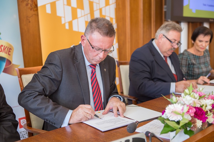 Podpisanie umów o dofinansowanie inwestycji w zakresie termomodernizacji szkół i gmachów użyteczności publicznej, fot. Szymon Zdziebło/tarantoga.pl