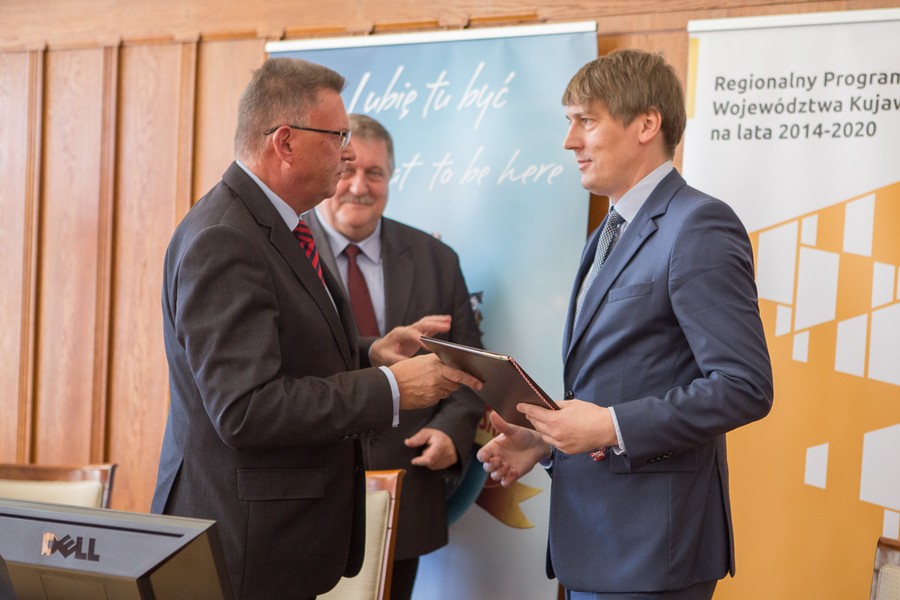 Podpisanie umów o dofinansowanie inwestycji w zakresie termomodernizacji szkół i gmachów użyteczności publicznej, fot. Szymon Zdziebło/tarantoga.pl