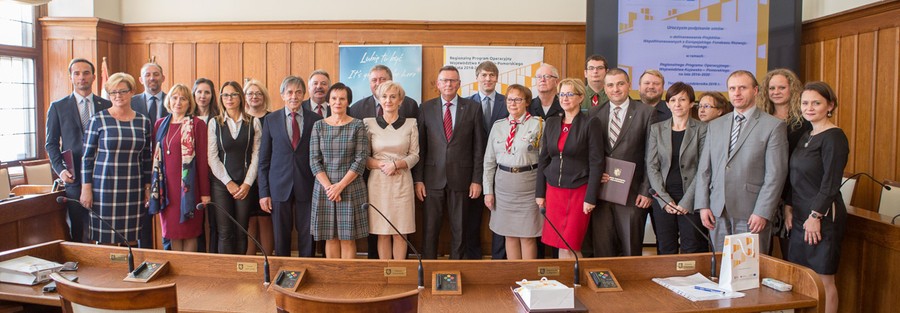Podpisanie umów o dofinansowanie inwestycji w zakresie termomodernizacji szkół i gmachów użyteczności publicznej, fot. Szymon Zdziebło/tarantoga.pl