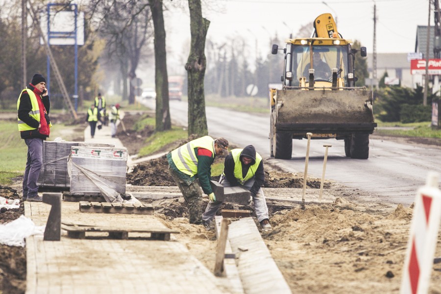 Budowa chodnika w Podzamku Golubskim (powiat golubsko-dobrzyński), fot. Andrzej Goiński