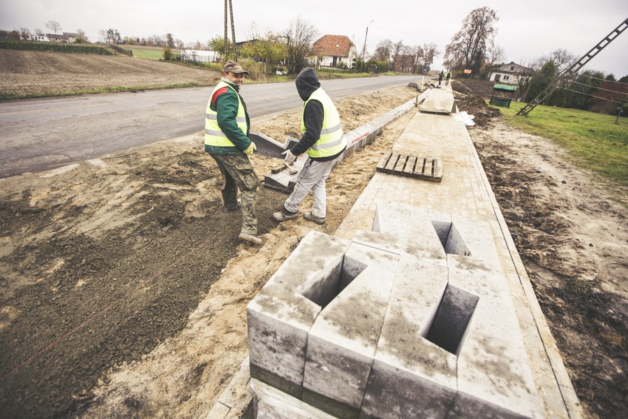 Budowa chodnika w Podzamku Golubskim (powiat golubsko-dobrzyński), fot. Andrzej Goiński