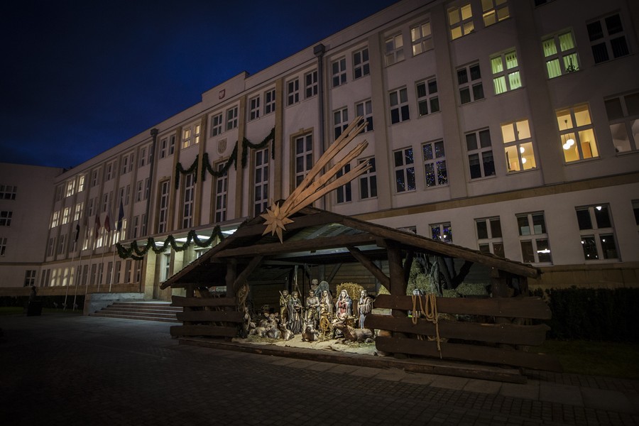 Świąteczne dekoracje przed Urzędem Marszałkowskim, fot. Andrzej Goiński